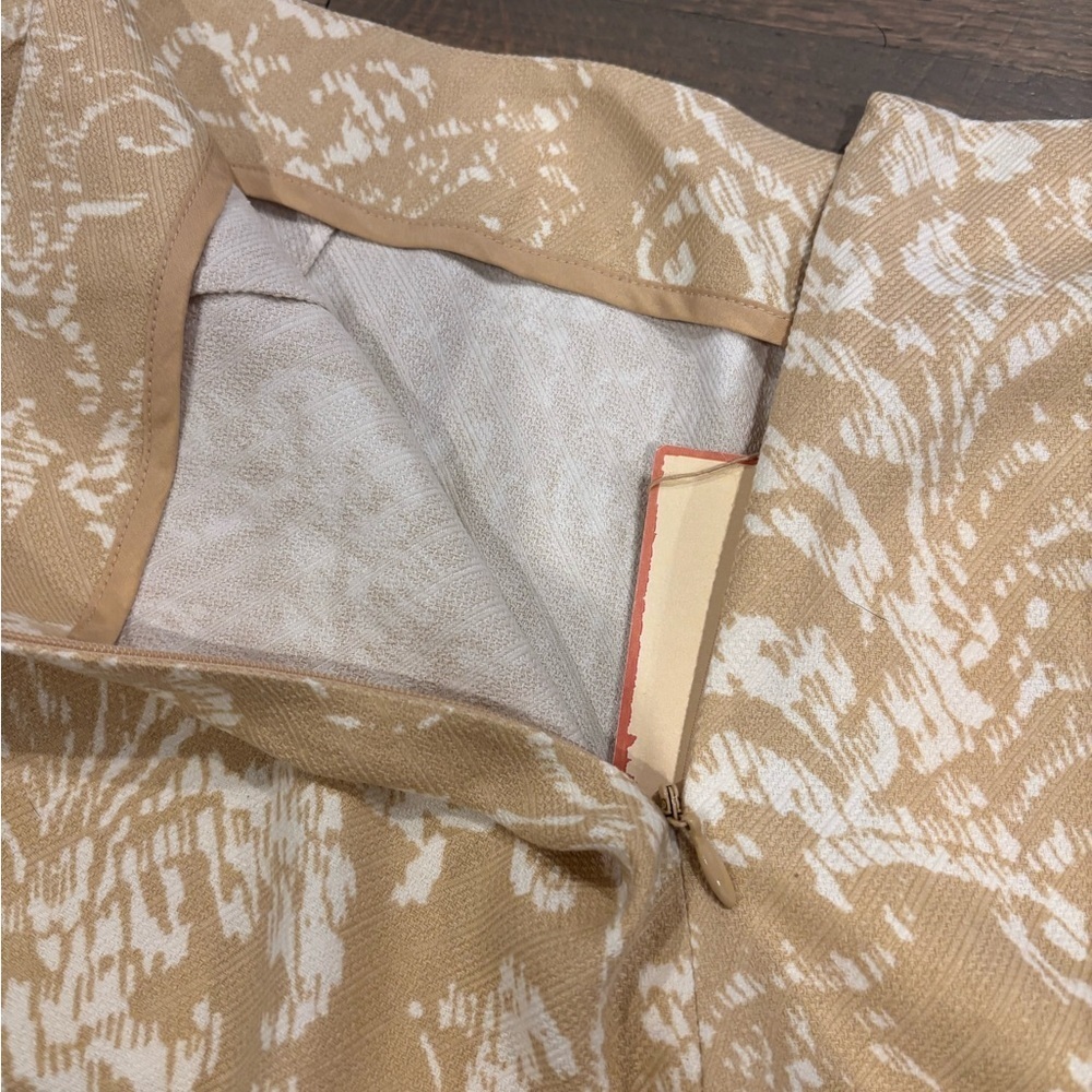 NWT! Tommy Bahama Tan Floral Pants. Size 8 - Picture 4 of 7